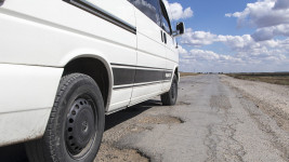 silnice rozbitá pothole-1703340 960 720